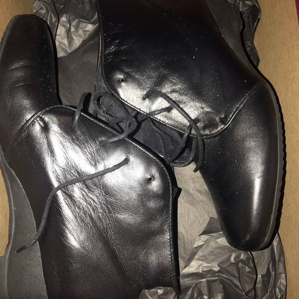 Munro black leather booties
